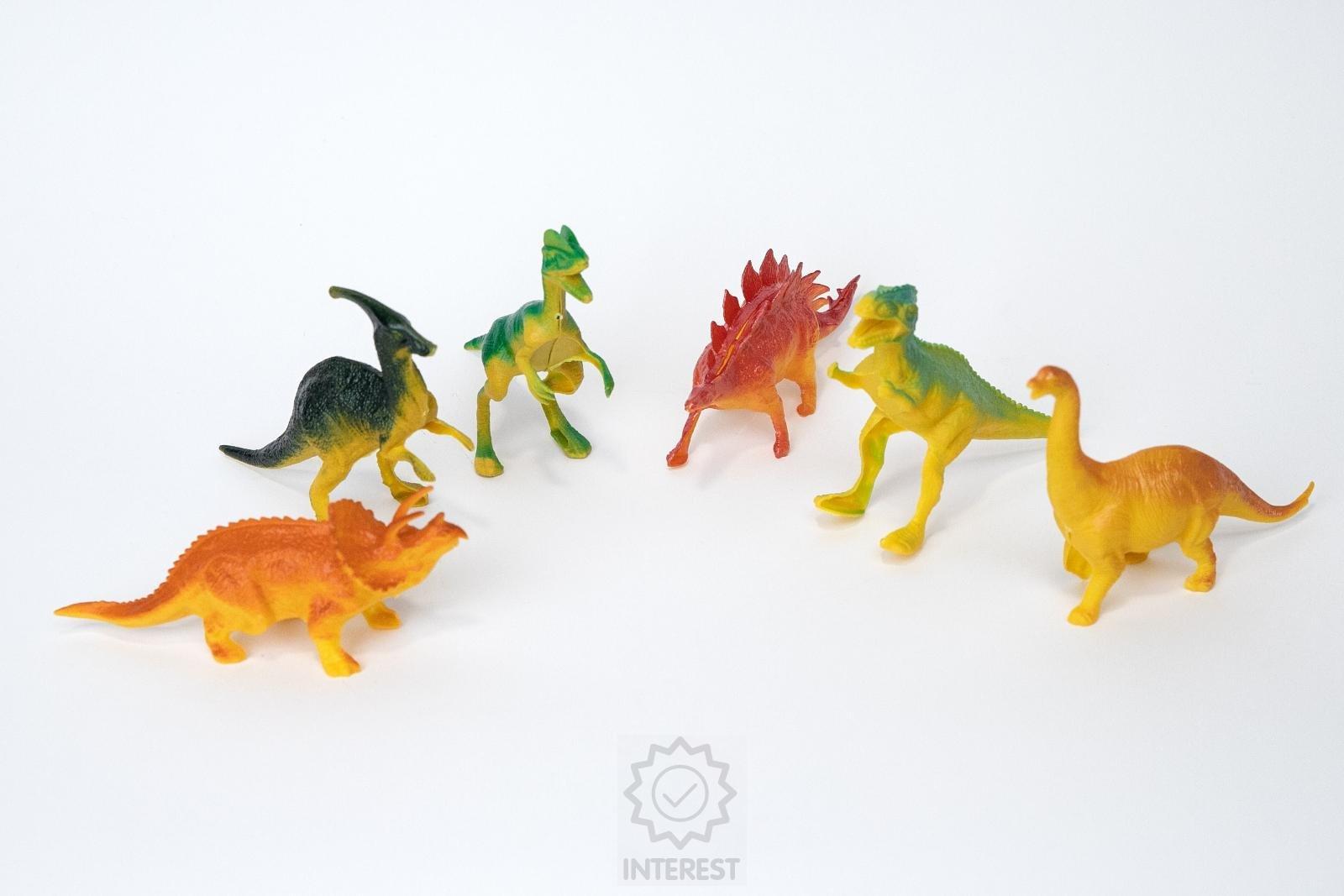 Set plastových figurek dinosaurů.