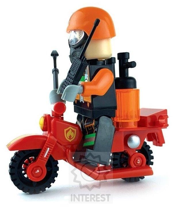 Figurka hasiče + motorka a další příslušenství.