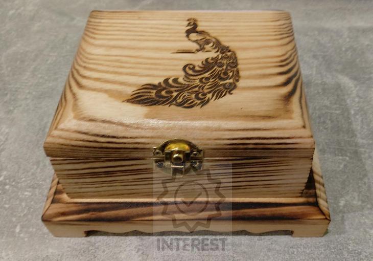 Luxusní ručně vyrobená gravírovaná šperkovnice z masivního dřeva