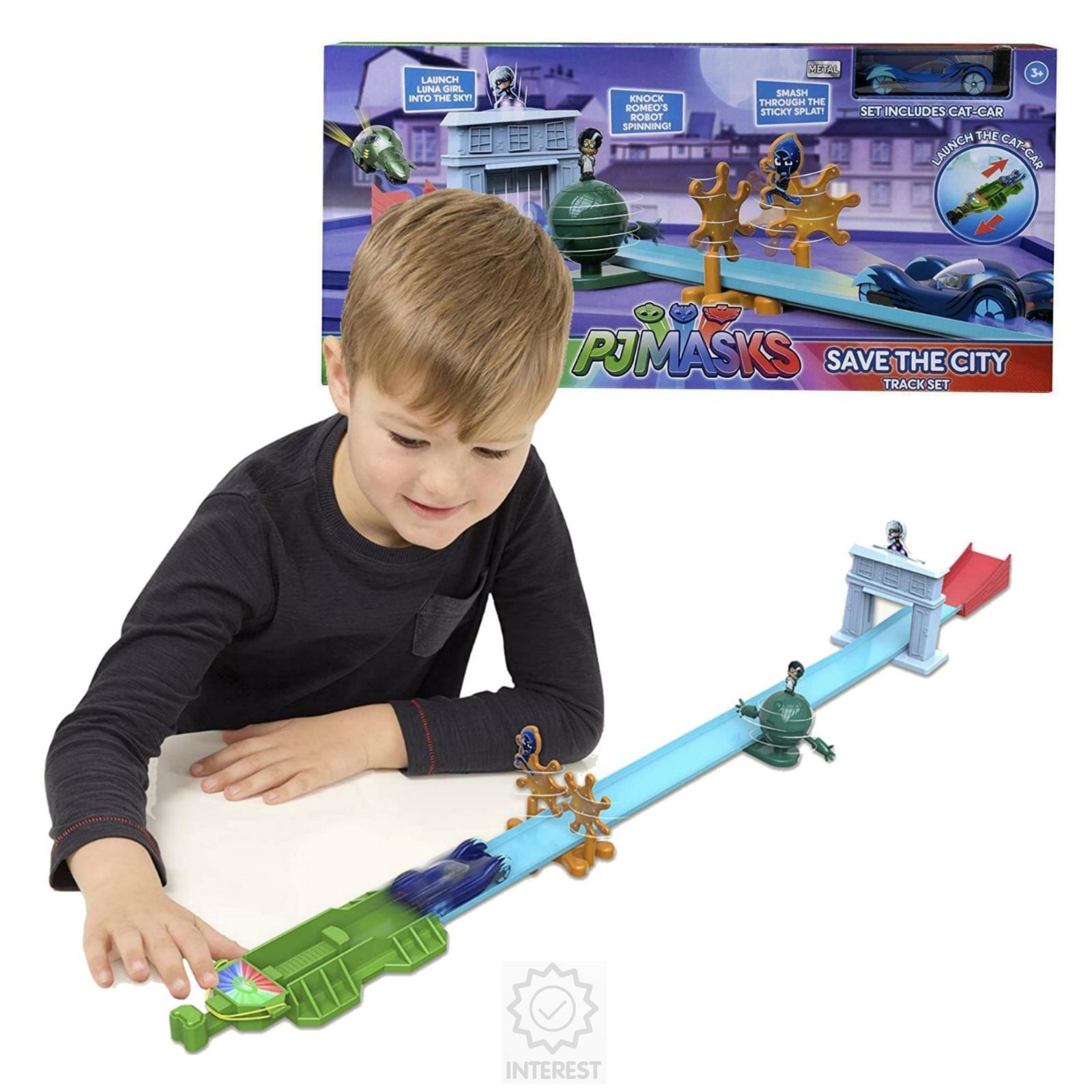 Závodní dráha PJ Masks s Catboyovým vozidlem.
