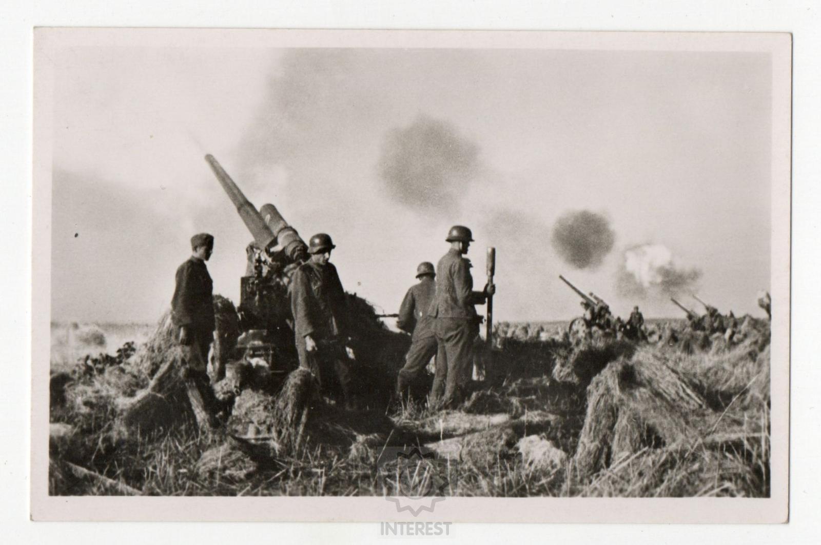 Pohlednice - Polní houfnice střílející německý Wehrmacht. (č.8).