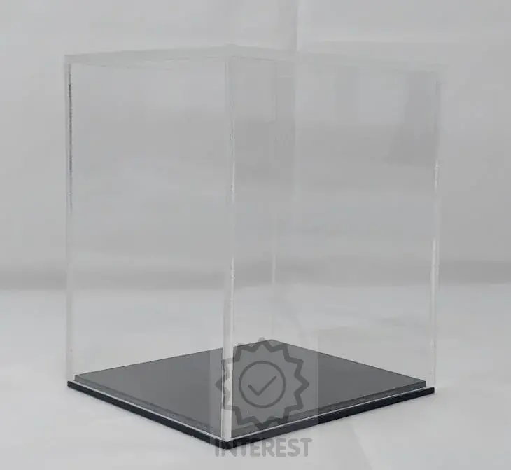 Průhledná akrylová prezentační vitrína pro různé předměty..