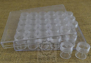 Plastový box se 30 Ks kapslí (nádobek) na různé předměty.