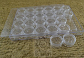 Plastový box se 24 Ks kapslí (nádobek) na různé předměty.