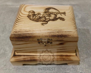 Luxusní ručně vyrobená gravírovaná šperkovnice z masivního dřeva